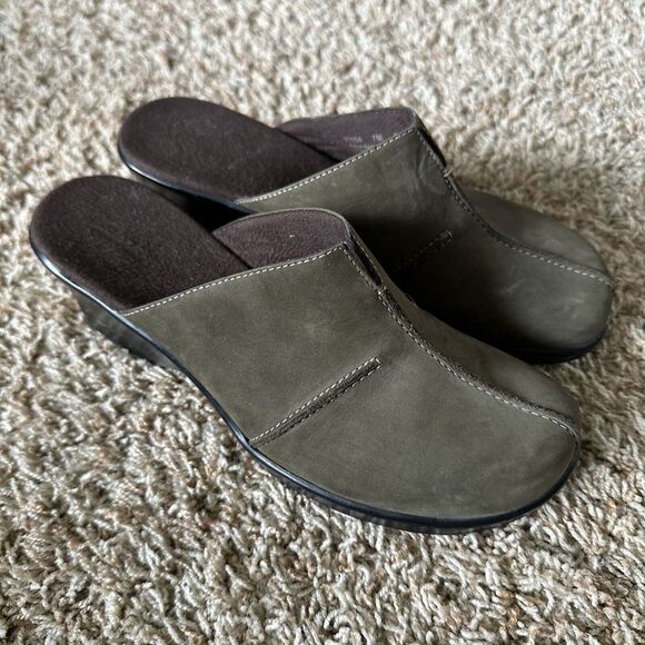 Clarks Shoes - Clarks Delight Nubuck Leather Olive‎ Green Wedge Mules Women Size 7M Y2K 71104